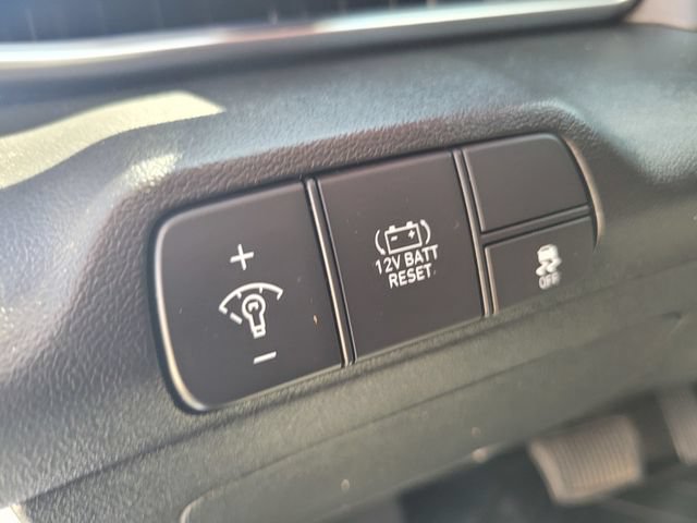 Used 2024 Hyundai Elantra Limited FWD image 17