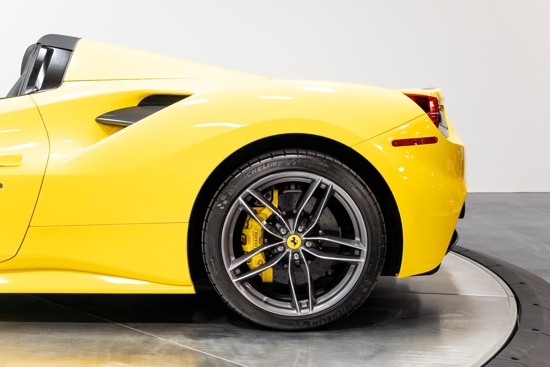 Used 2017 Ferrari 488 Spider image 39