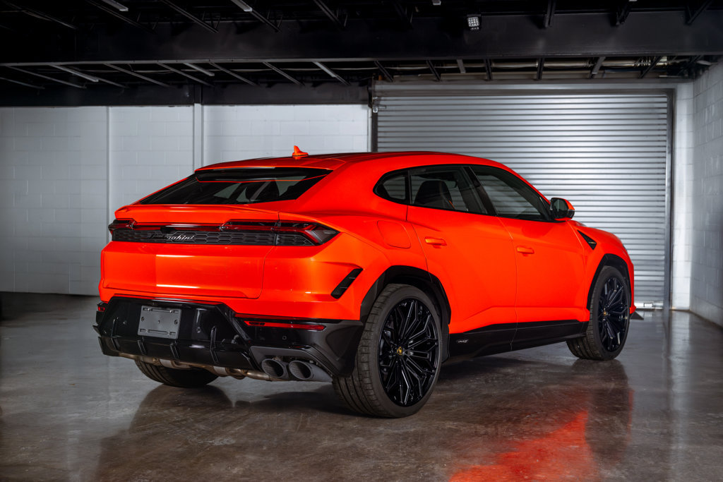 Used 2025 Lamborghini Urus SE AWD/4WD image 3