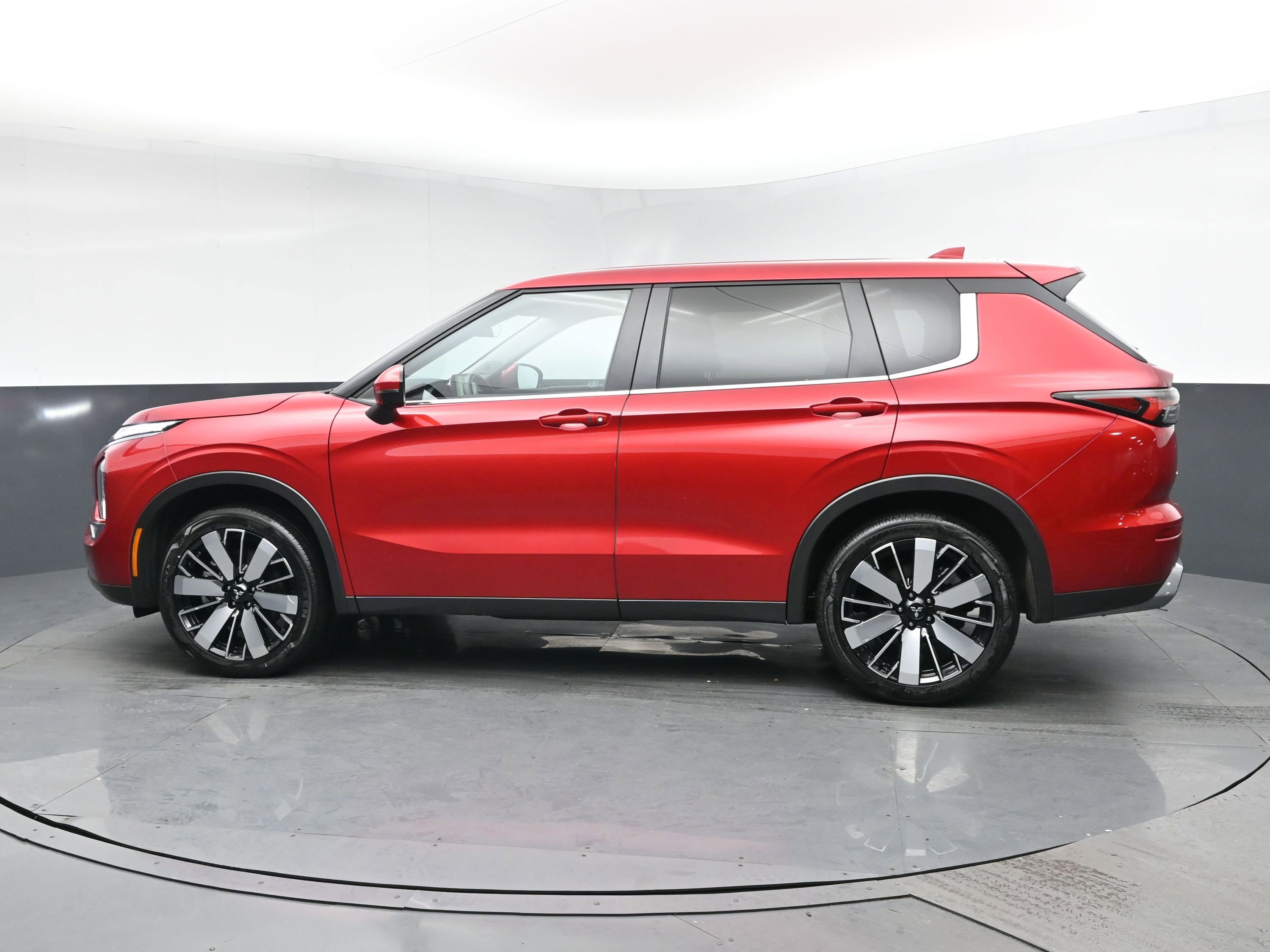 Used 2025 Mitsubishi Outlander SE image 4