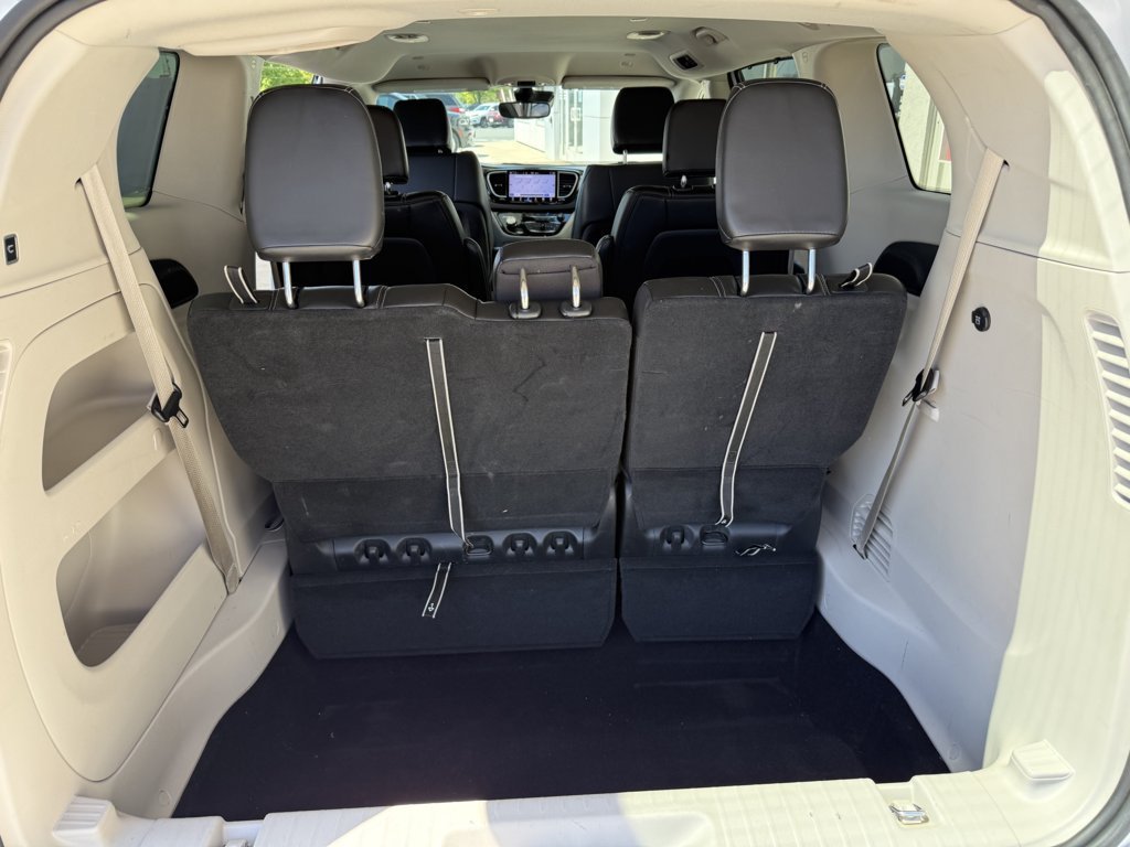 Used 2024 Chrysler Pacifica Touring-L FWD image 17