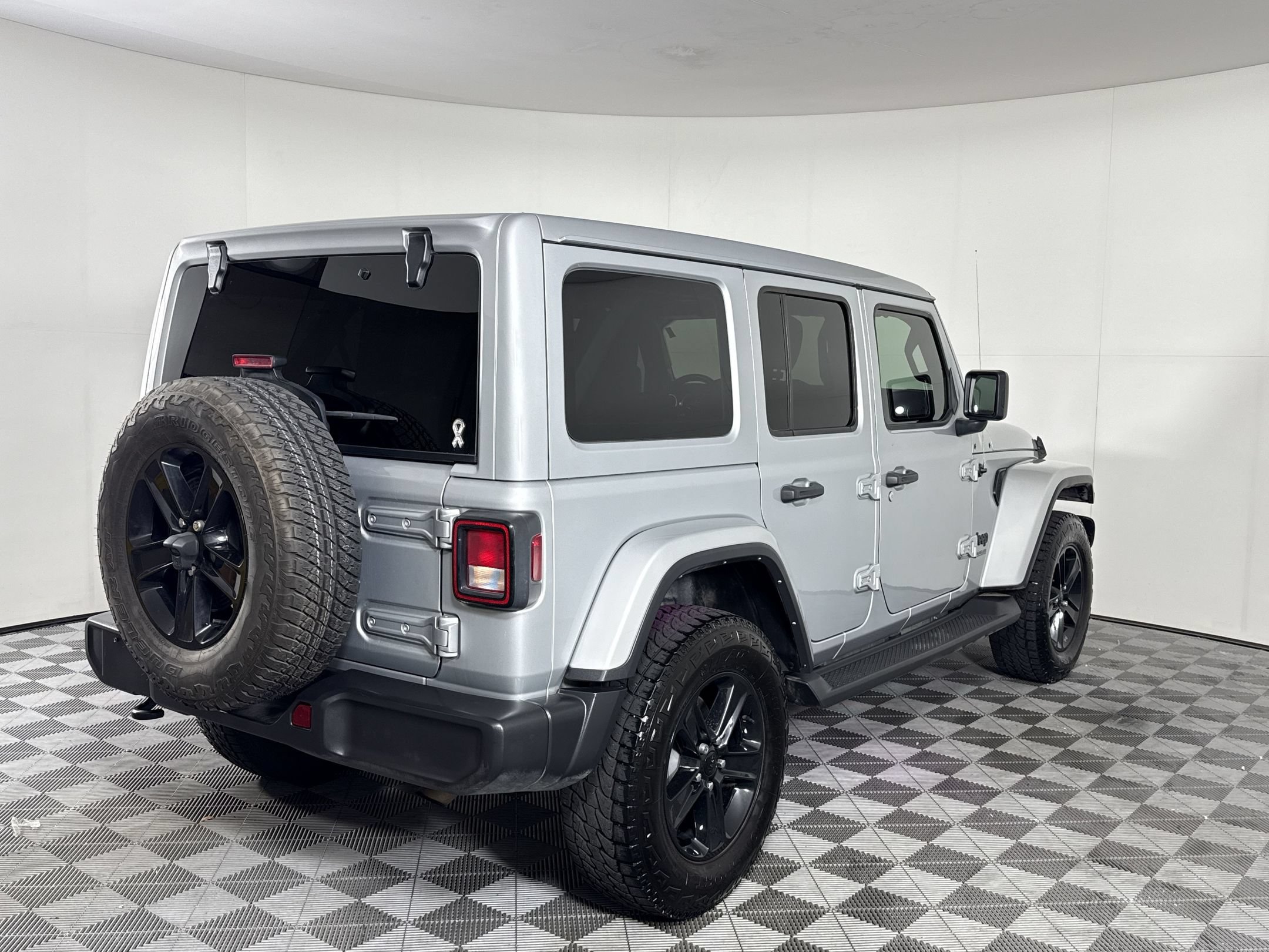 Used 2022 Jeep Wrangler Unlimited Sahara AWD/4WD image 9