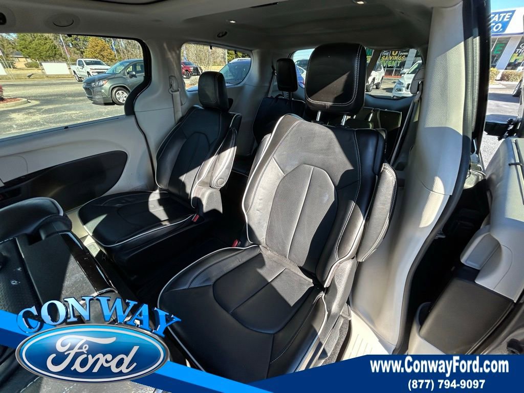 Used 2022 Chrysler Pacifica Limited w/ Uconnect Theater Family Group image 18