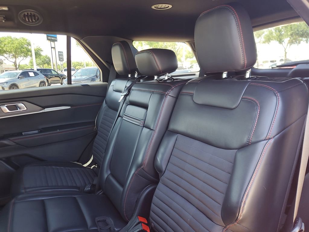 Used 2025 Ford Explorer ST-Line w/ ST-Line Street Pack image 11
