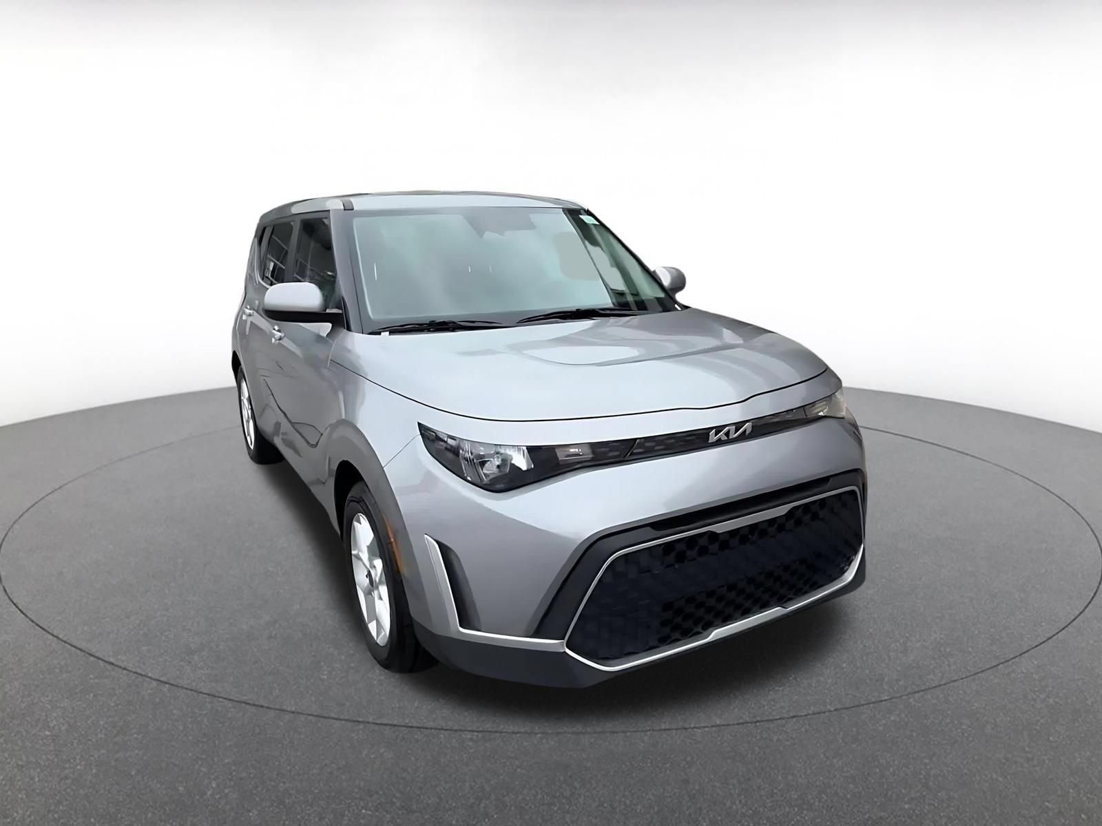 Used 2025 Kia Soul LX w/ LX Technology Package FWD image 3