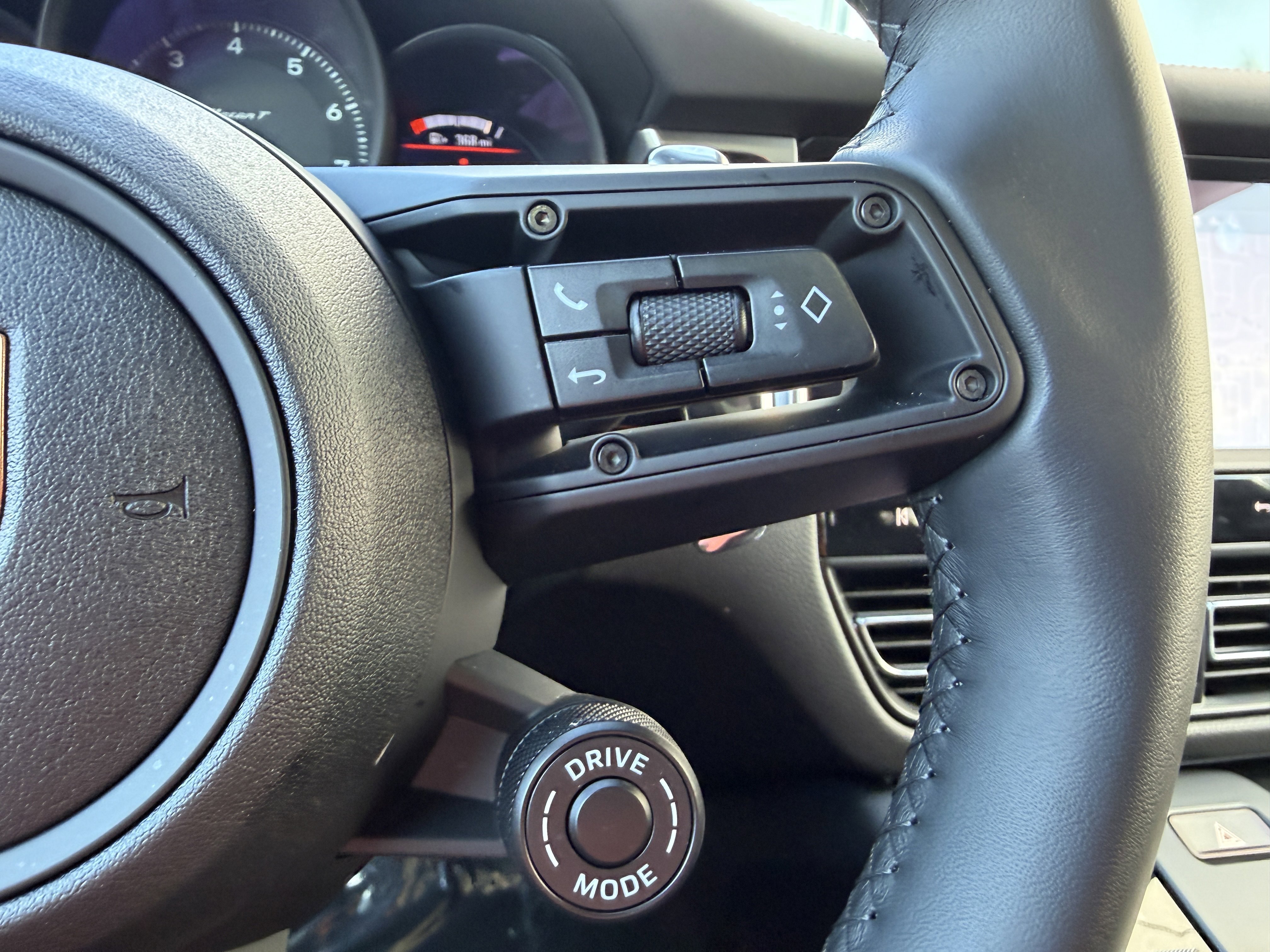 Certified 2025 Porsche Macan Turbo image 36