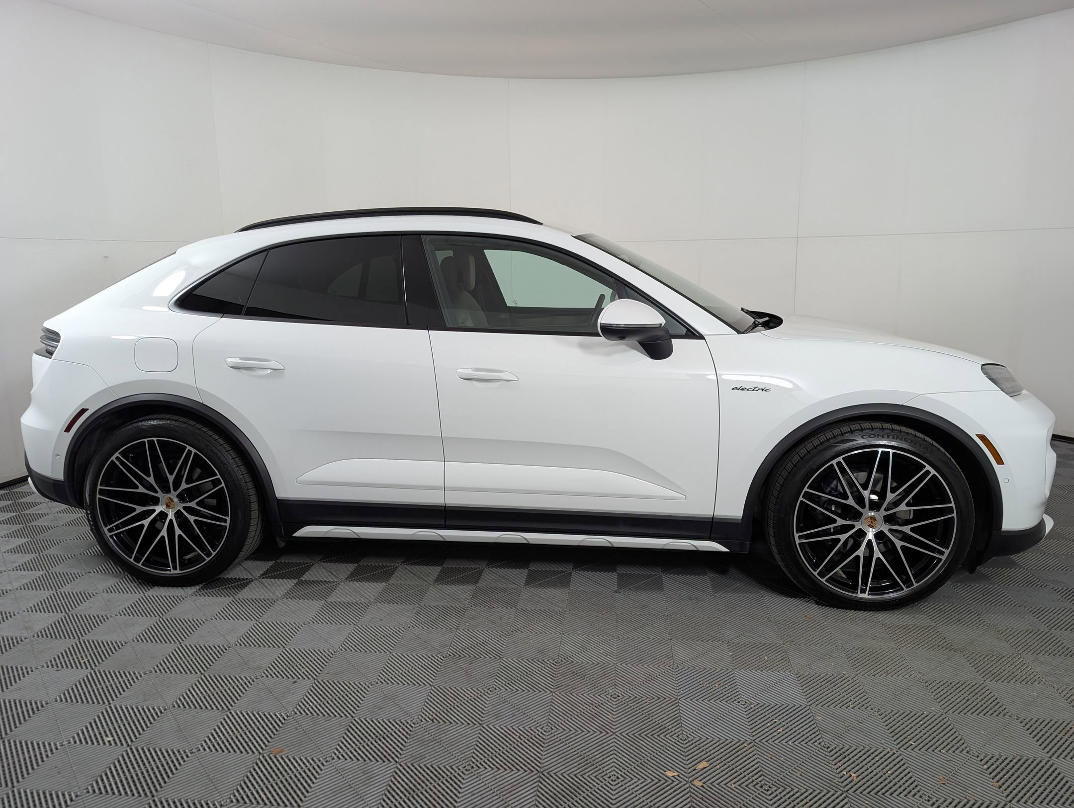 Used 2025 Porsche Macan 4 Electric image 9
