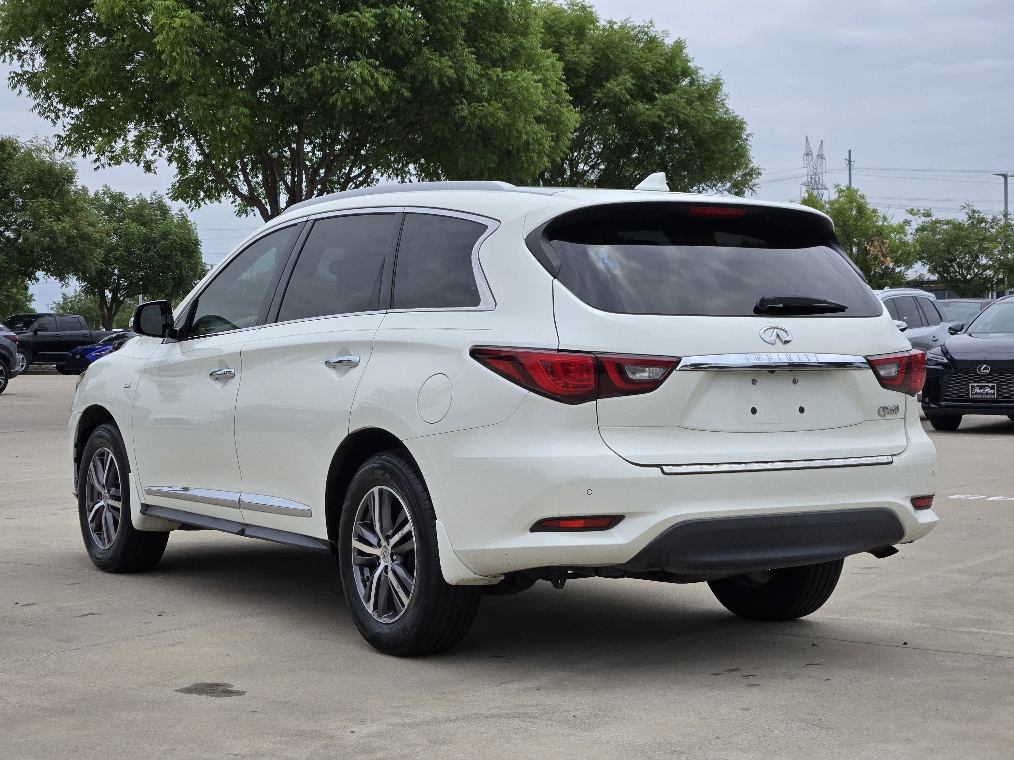 Used 2019 INFINITI QX60 Luxe w/ Essential Package FWD image 3
