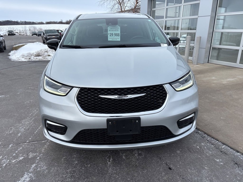 Used 2024 Chrysler Pacifica Touring-L image 2