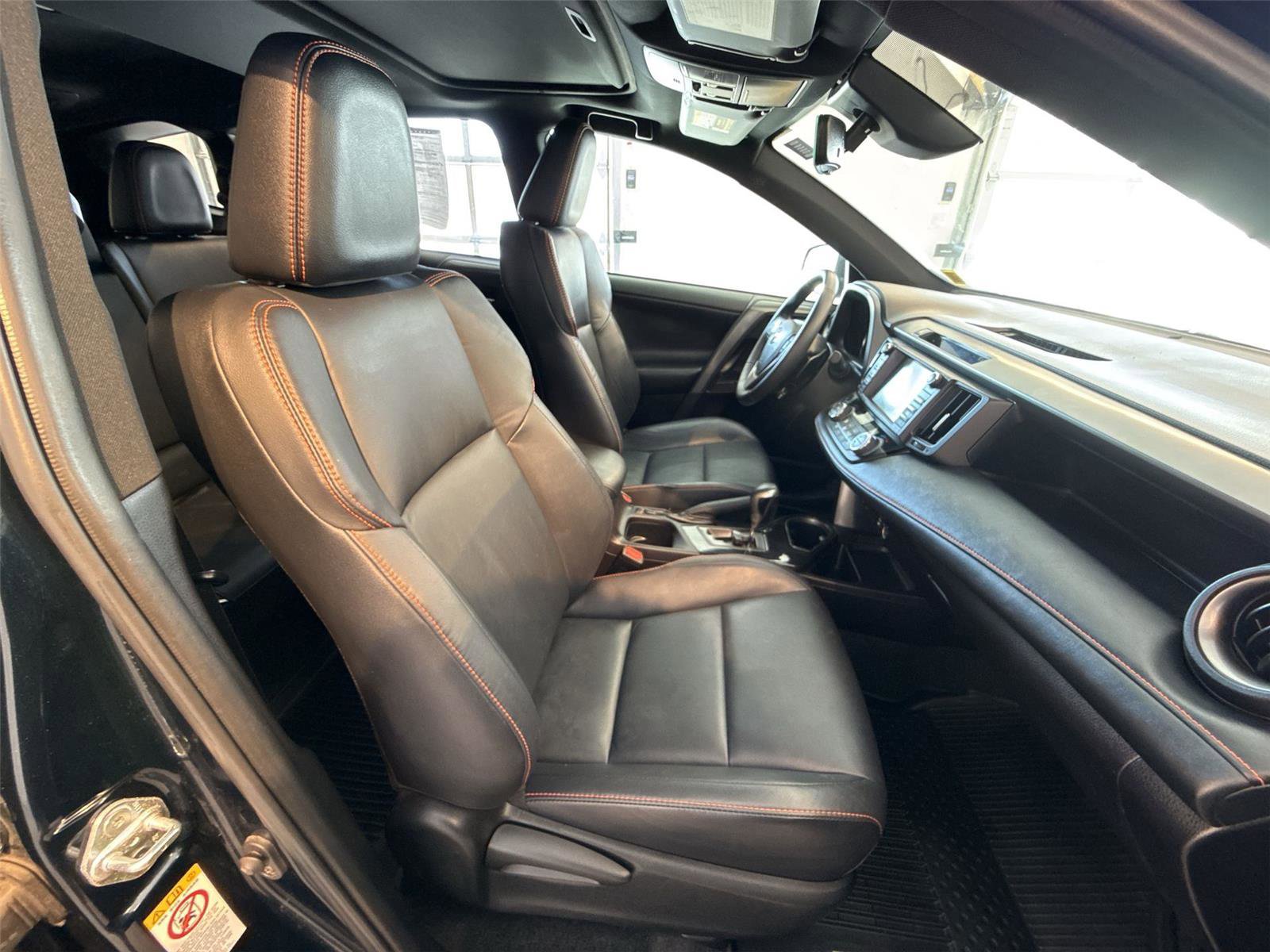 Used 2018 Toyota RAV4 SE w/ Advanced Technology Package image 26