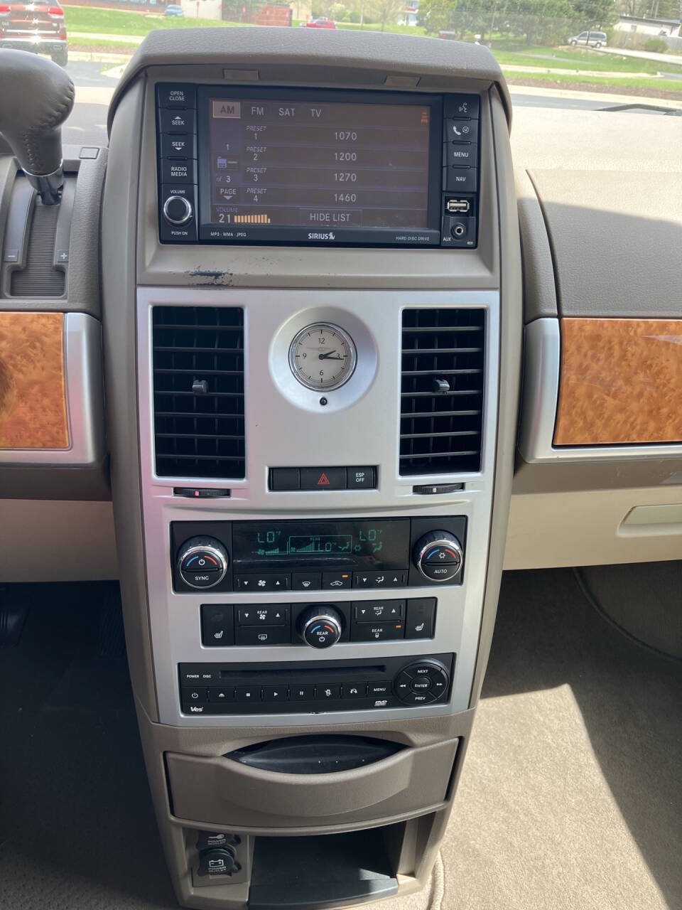 Used 2009 Chrysler Town & Country Limited w/ Entertainment Group #3 FWD image 13