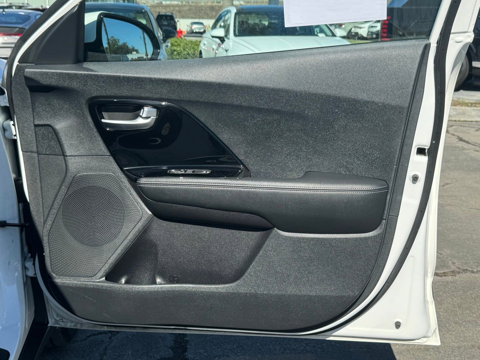 Used 2022 Kia Niro EX image 6