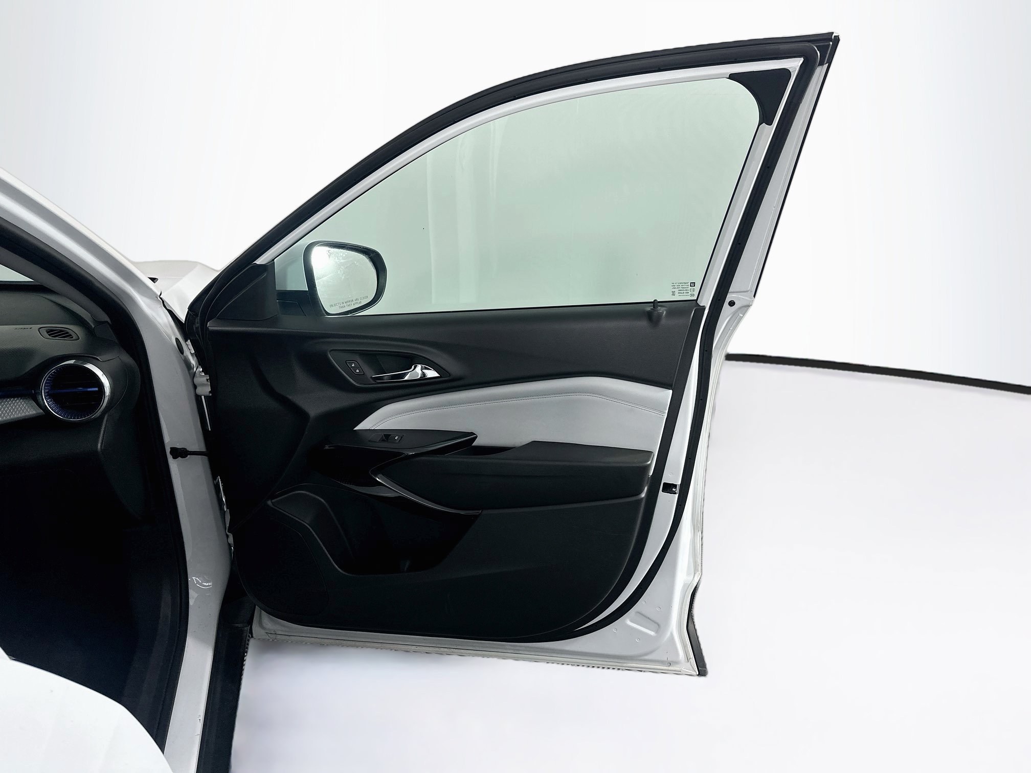 Used 2025 Chevrolet Trax LT FWD image 31
