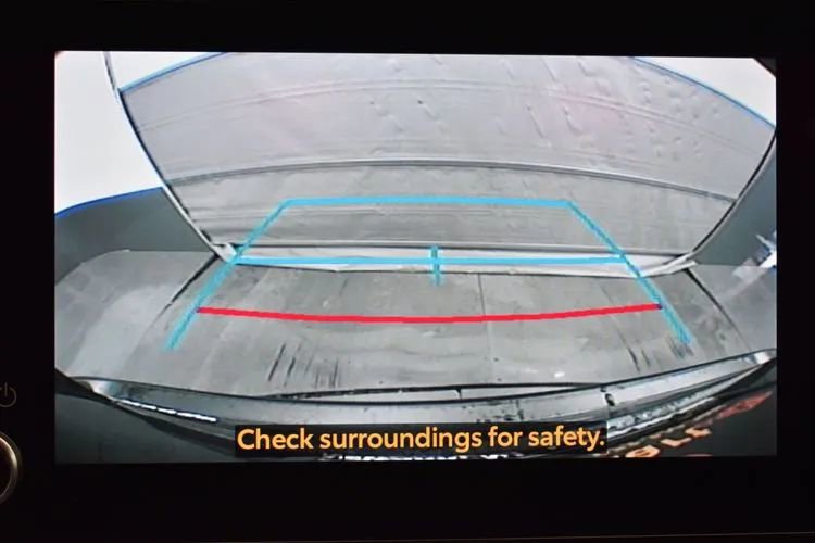 Used 2025 Toyota Highlander LE FWD image 31