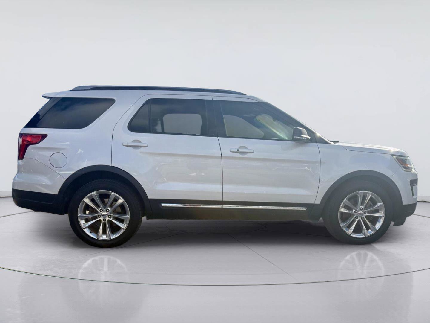 Used 2019 Ford Explorer XLT w/ Equipment Group 202A FWD image 2