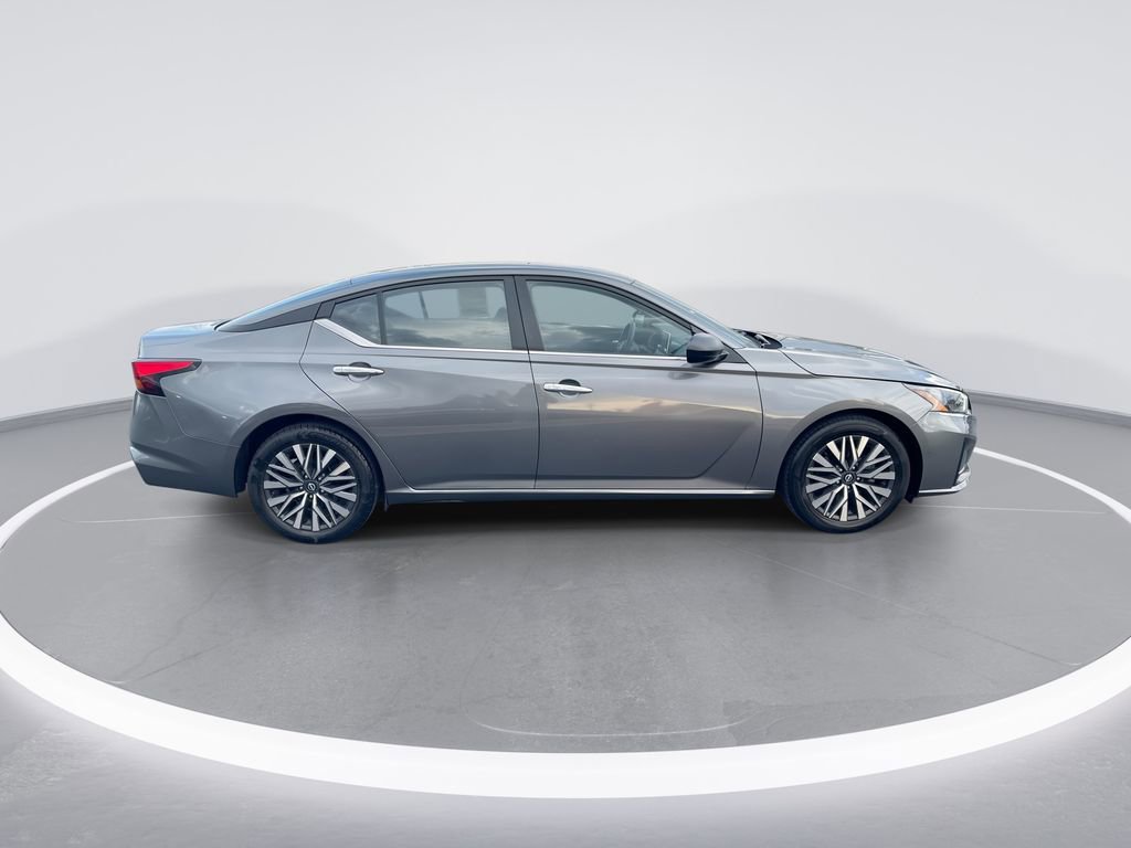 Used 2024 Nissan Altima 2.5 SV FWD image 9