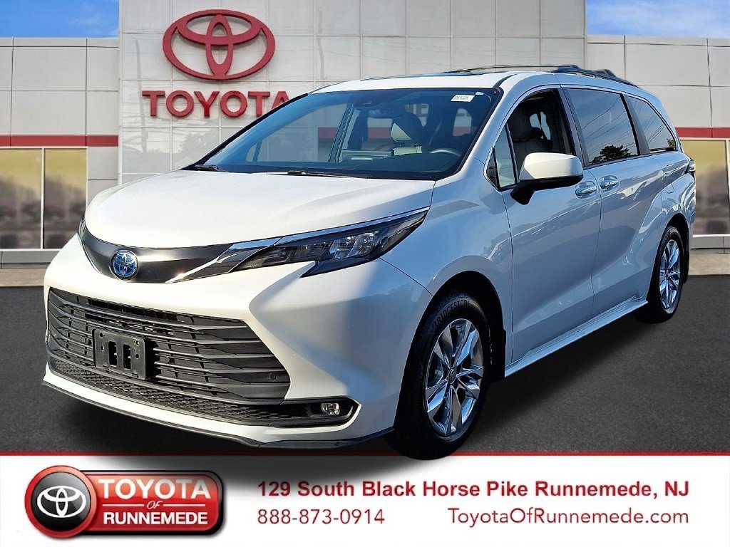 Certified 2025 Toyota Sienna XLE w/ XLE Plus Package AWD/4WD image 3