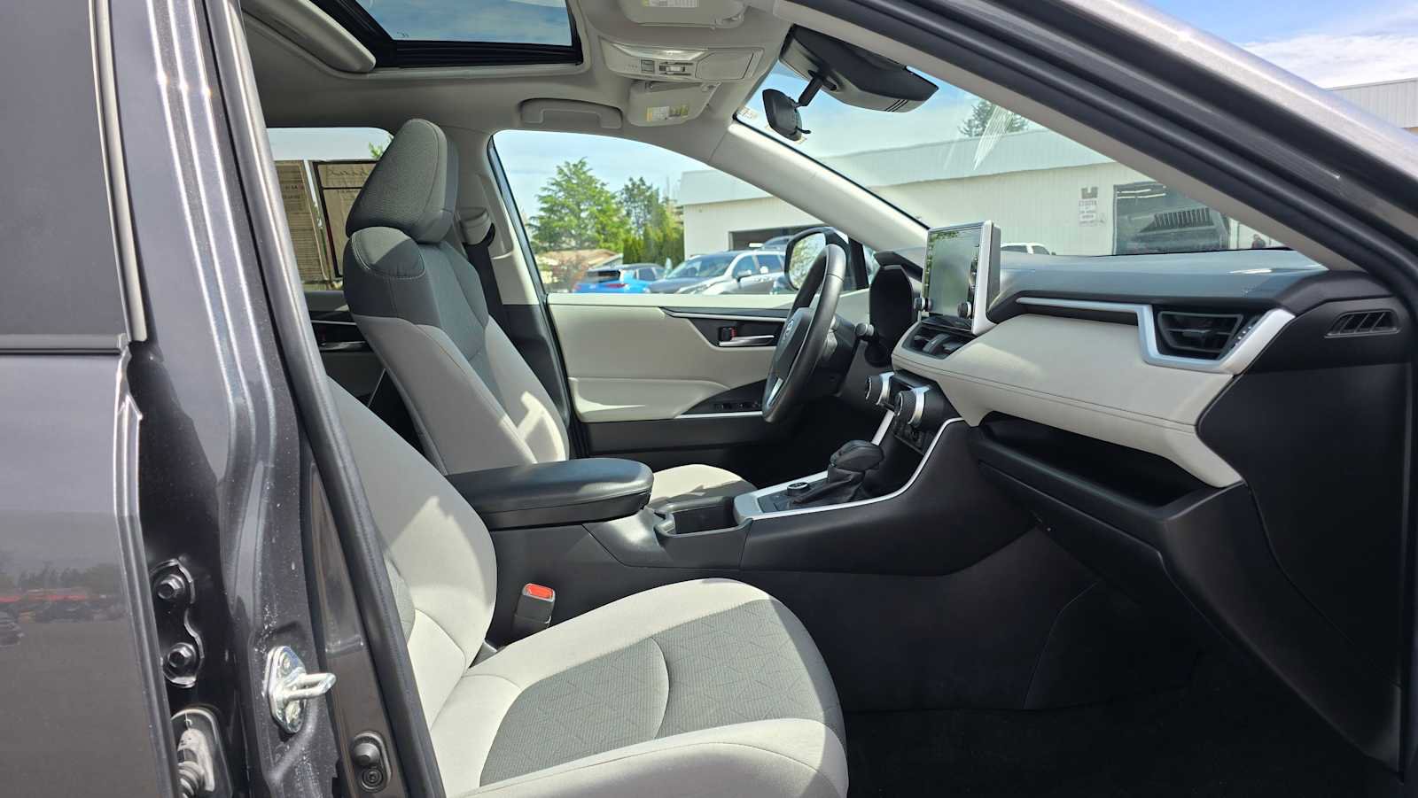 Used 2022 Toyota RAV4 XLE w/ Convenience Package AWD/4WD image 11