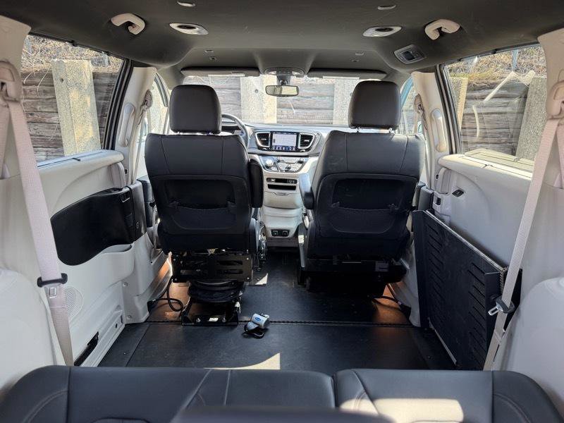 Used 2020 Chrysler Pacifica Touring-L FWD image 35
