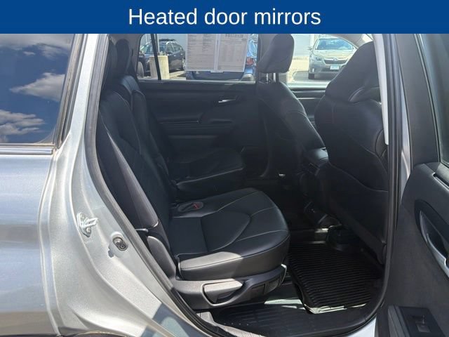 Used 2021 Toyota Highlander XLE AWD/4WD image 11