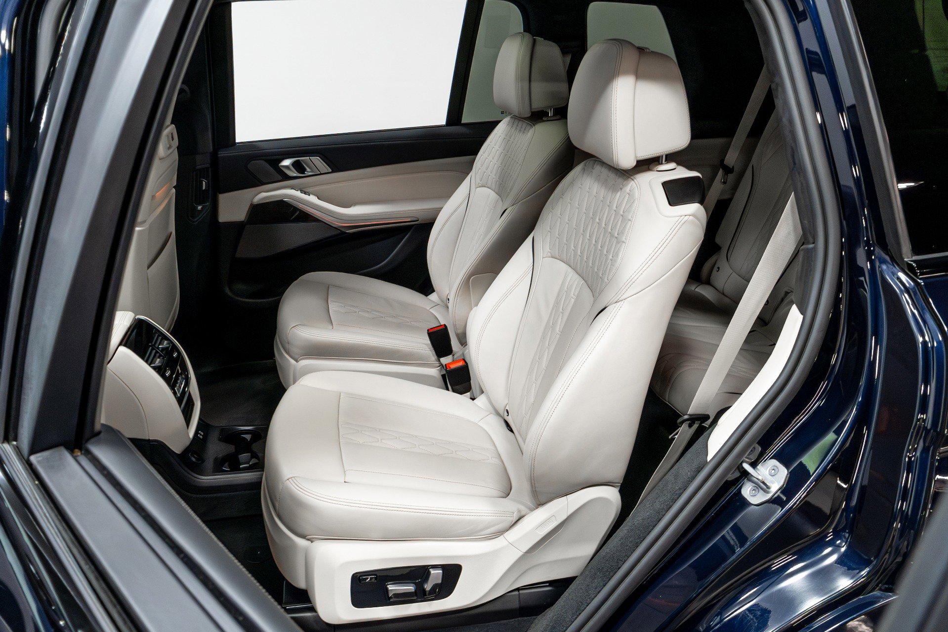 Used 2021 BMW X7 M50i image 40