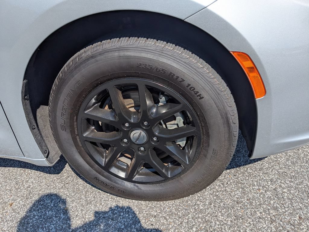 Used 2024 Chrysler Pacifica Touring-L FWD image 14