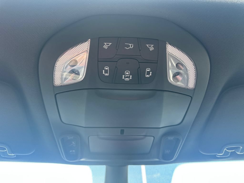 Used 2025 Chrysler Pacifica Limited FWD image 30