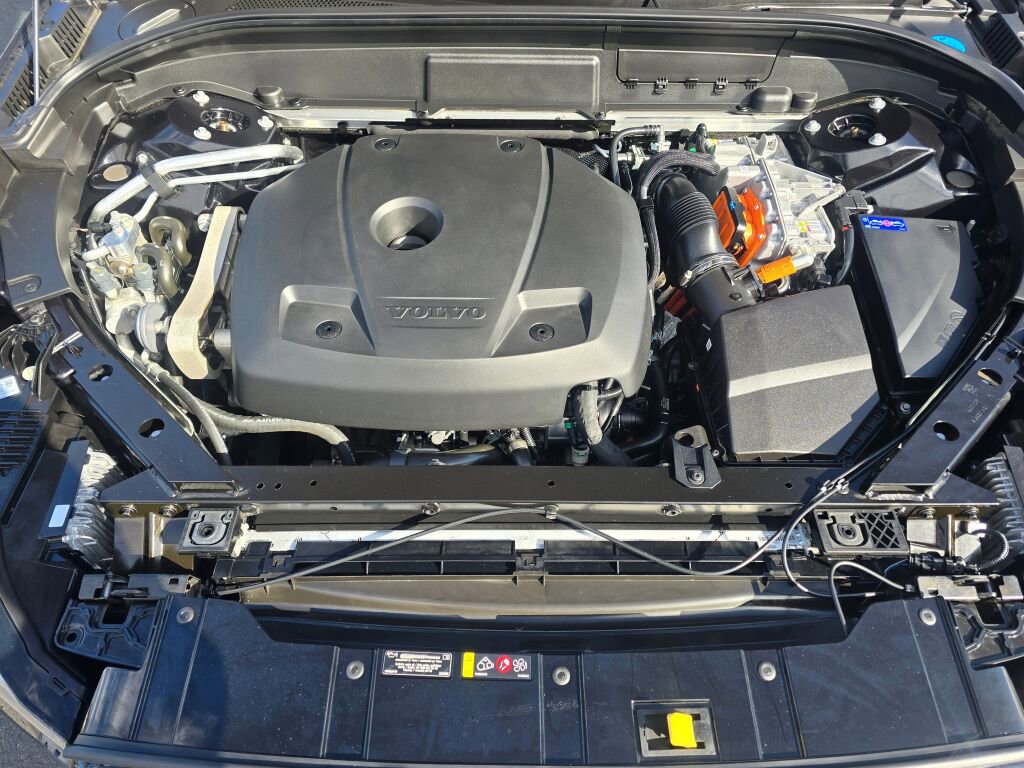 Used 2022 Volvo XC60 T8 R-Design w/ Advanced Package image 10