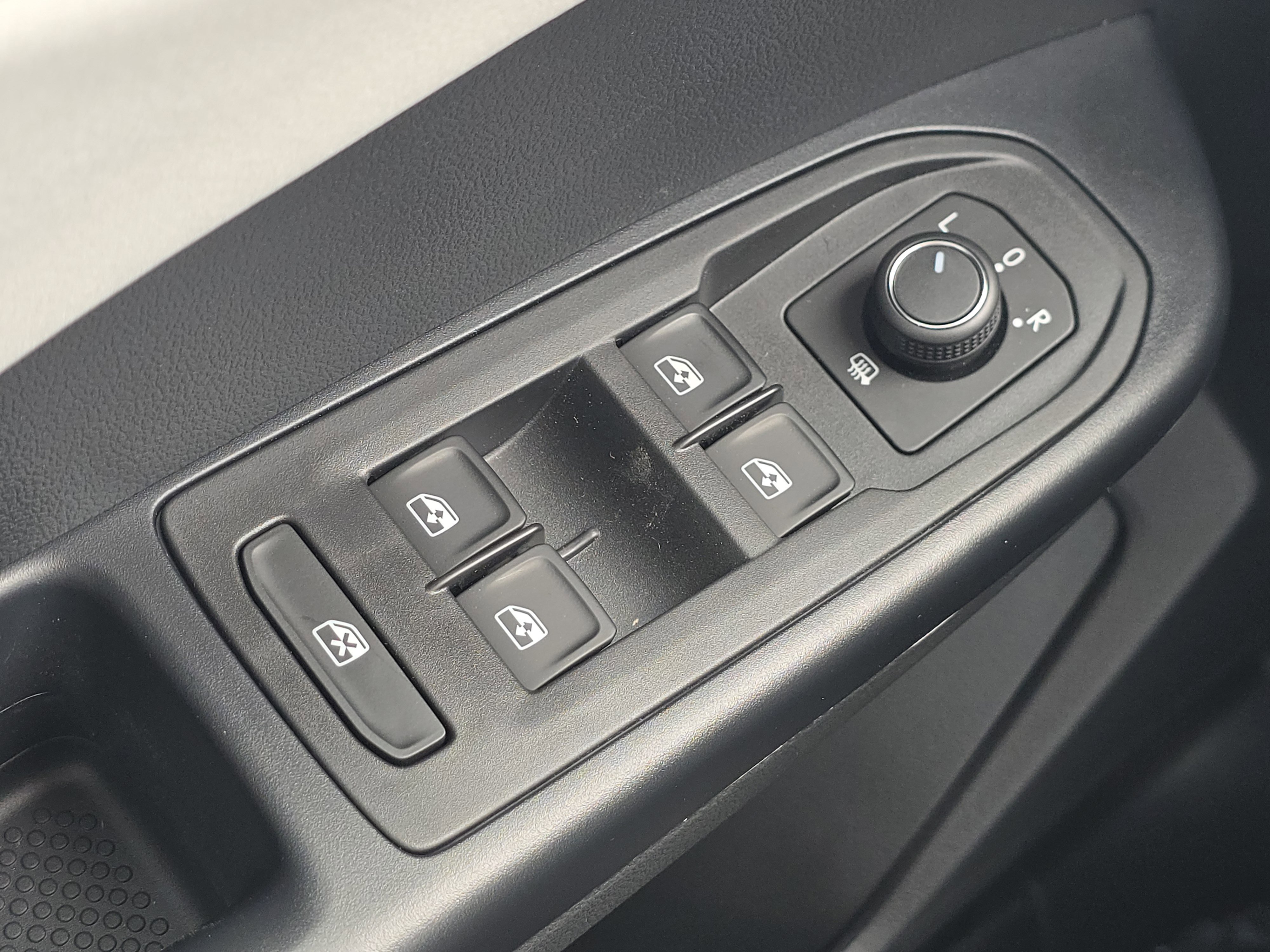 New 2026 Volkswagen Taos SE image 26