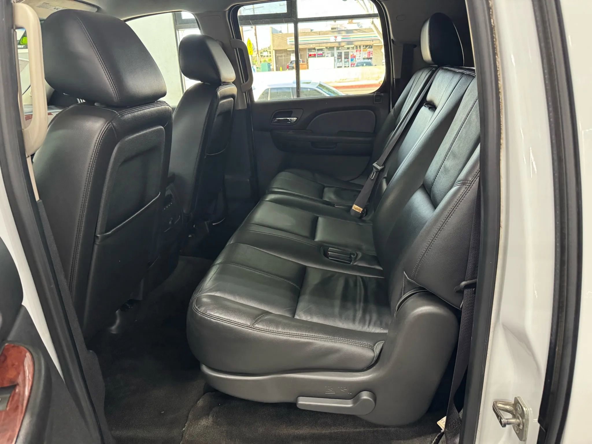 Used 2012 Chevrolet Suburban LT image 3