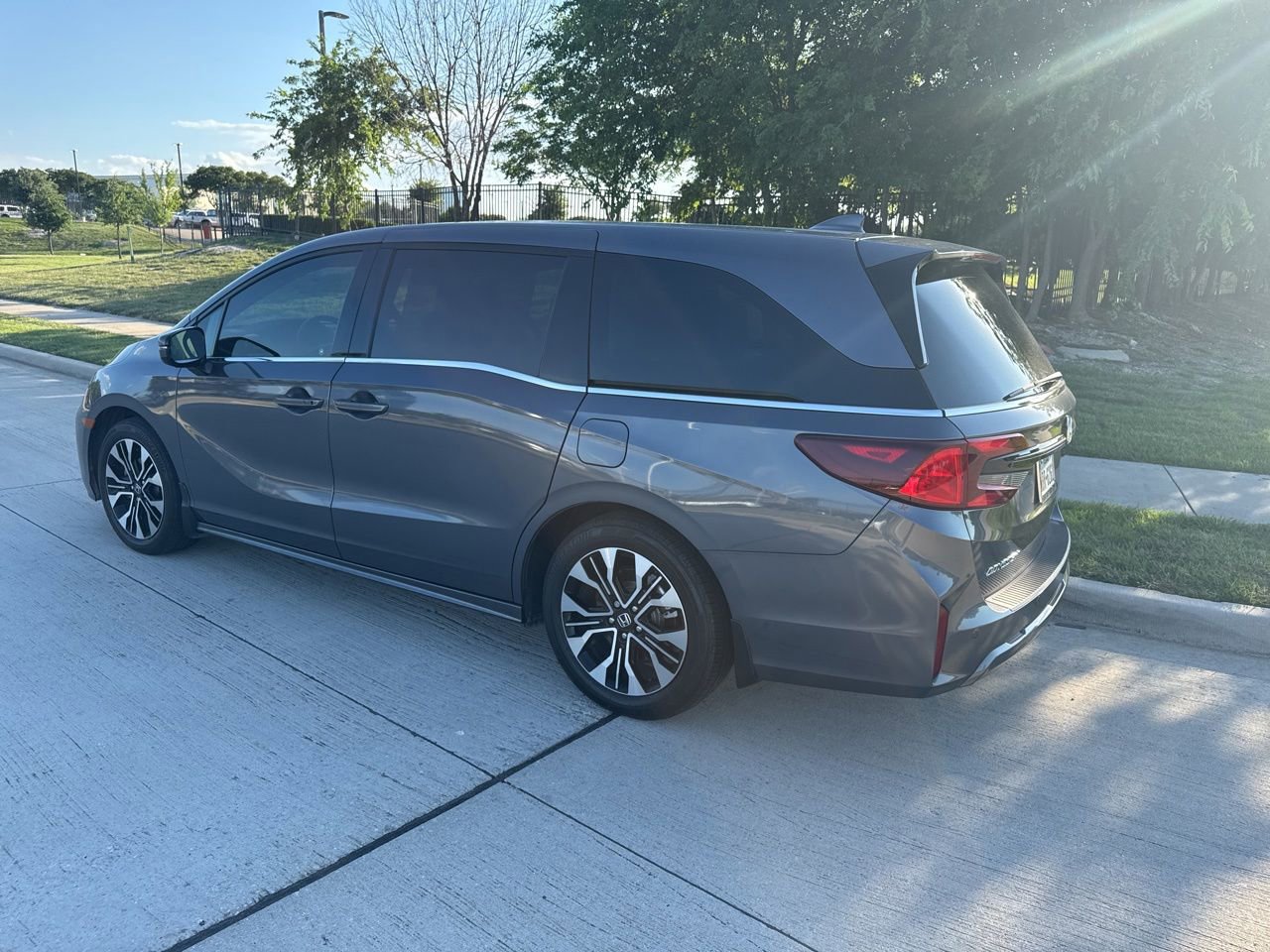Used 2025 Honda Odyssey Elite image 4