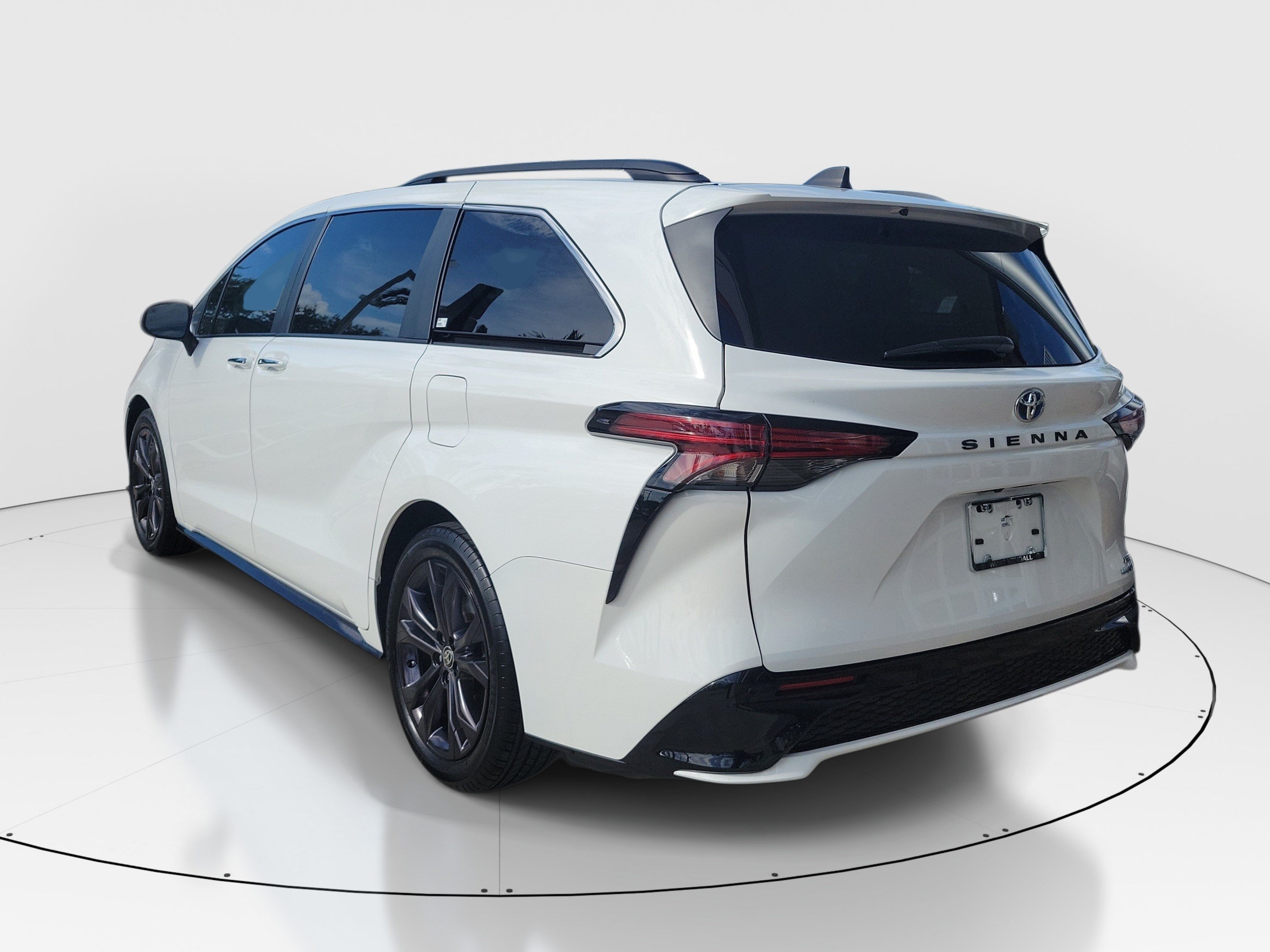 Used 2022 Toyota Sienna XSE FWD image 5