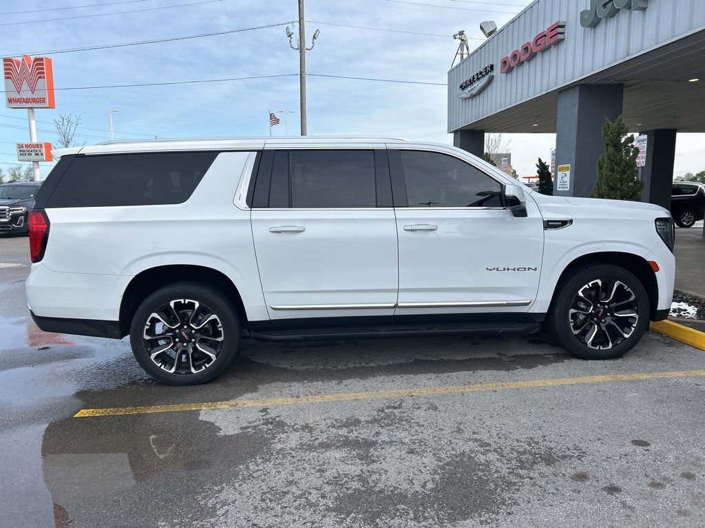 Used 2023 GMC Yukon XL SLT w/ SLT Luxury Package image 5