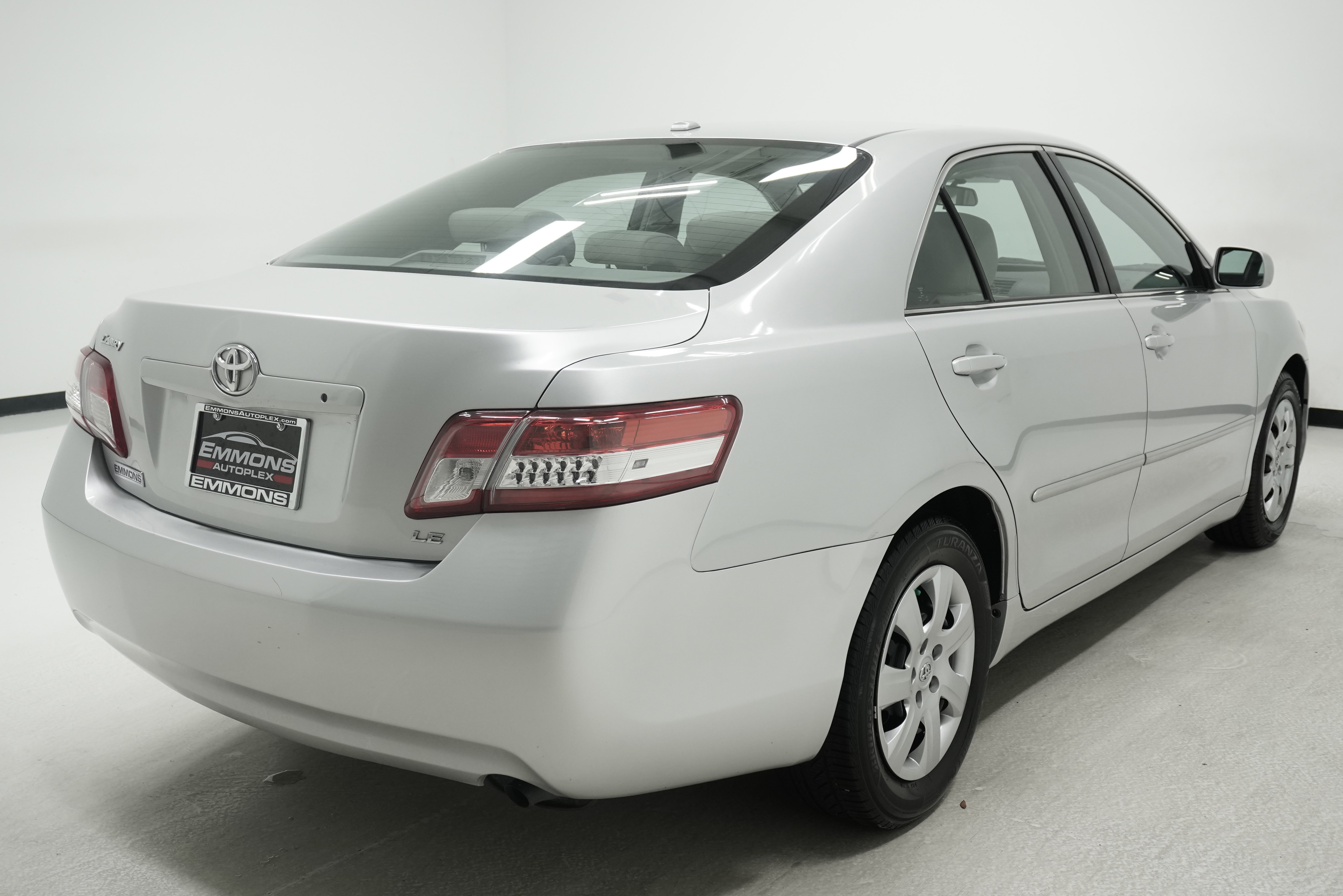 Used 2010 Toyota Camry LE FWD image 3