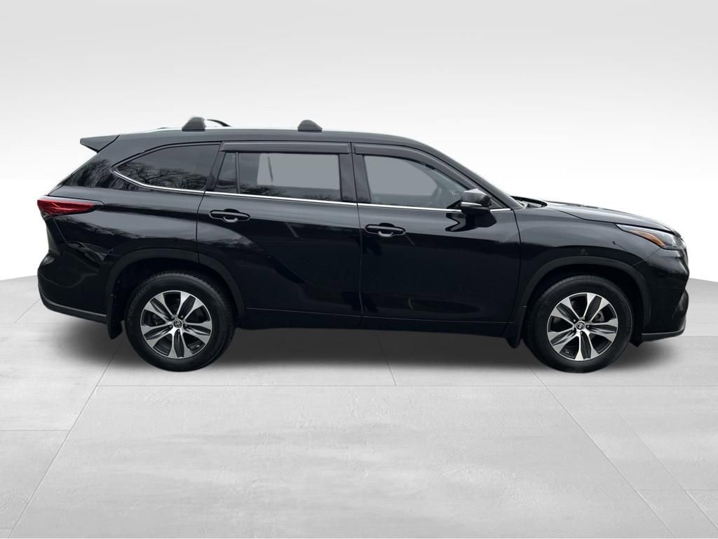 Used 2022 Toyota Highlander XLE image 6