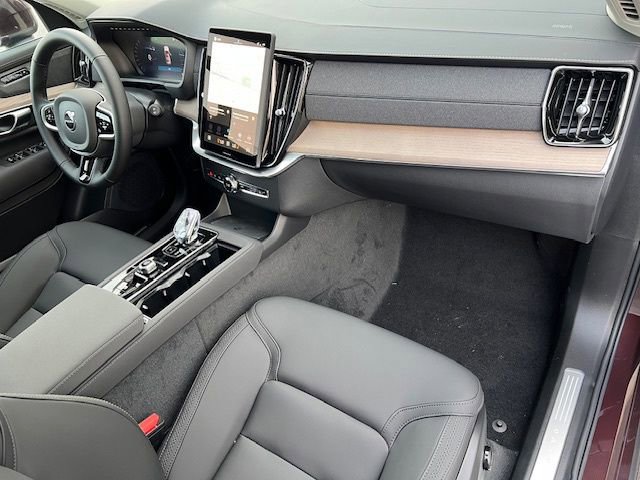 New 2026 Volvo XC90 B6 Plus w/ Protection Package Premier image 17