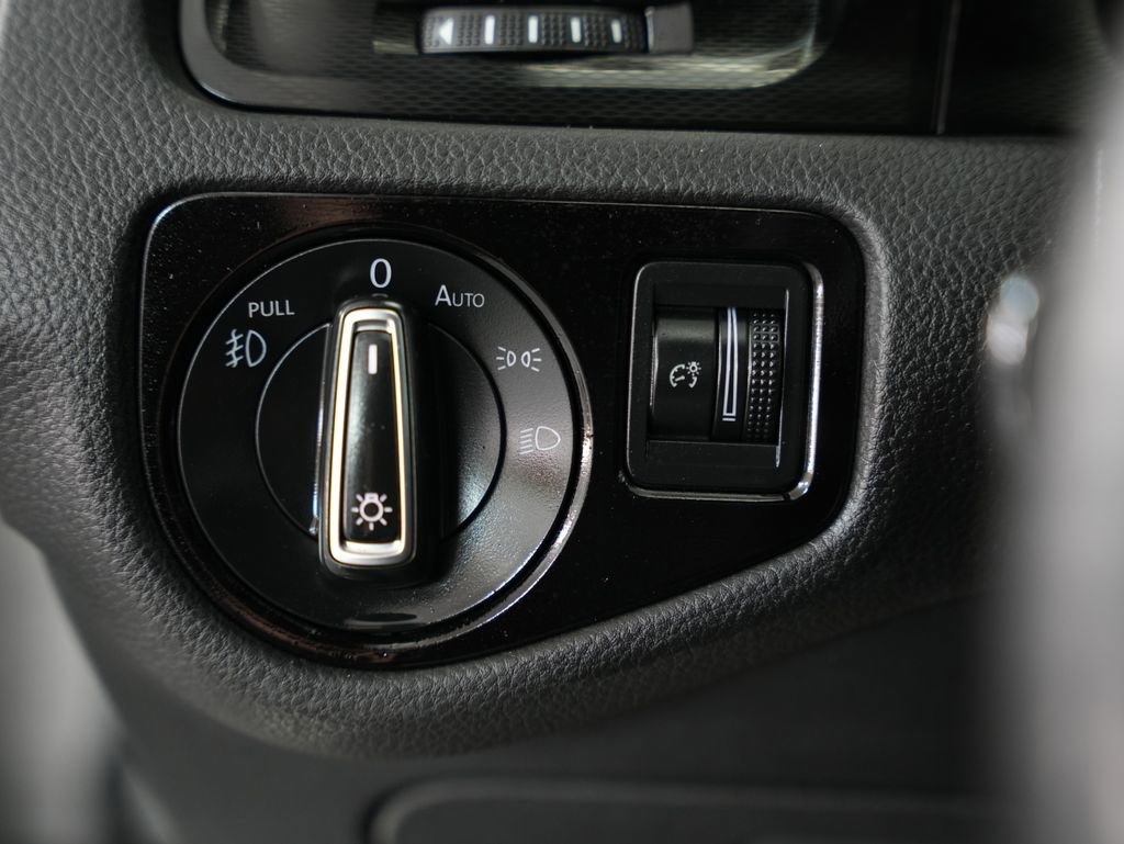 Used 2015 Volkswagen GTI SE FWD image 46