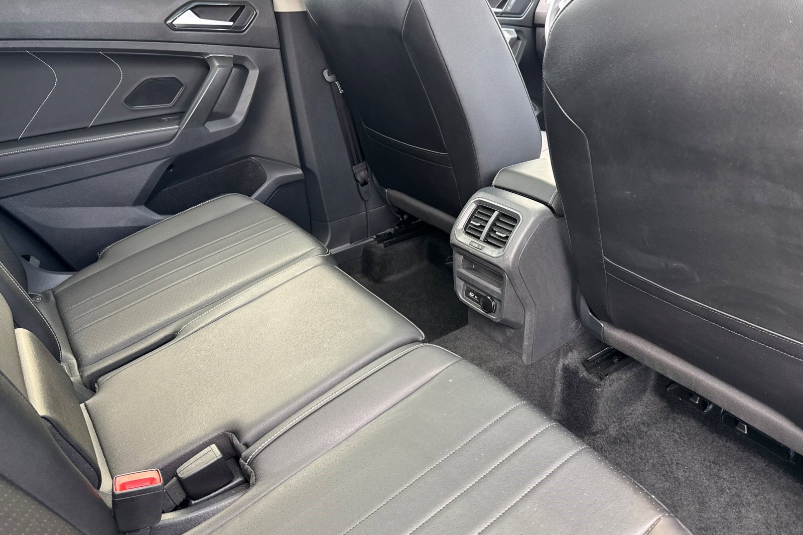 Used 2024 Volkswagen Tiguan SE image 30