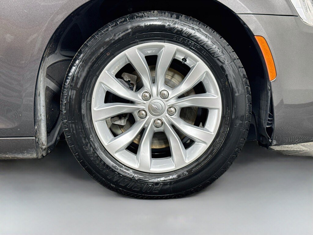 Used 2015 Chrysler 300 Limited RWD image 36