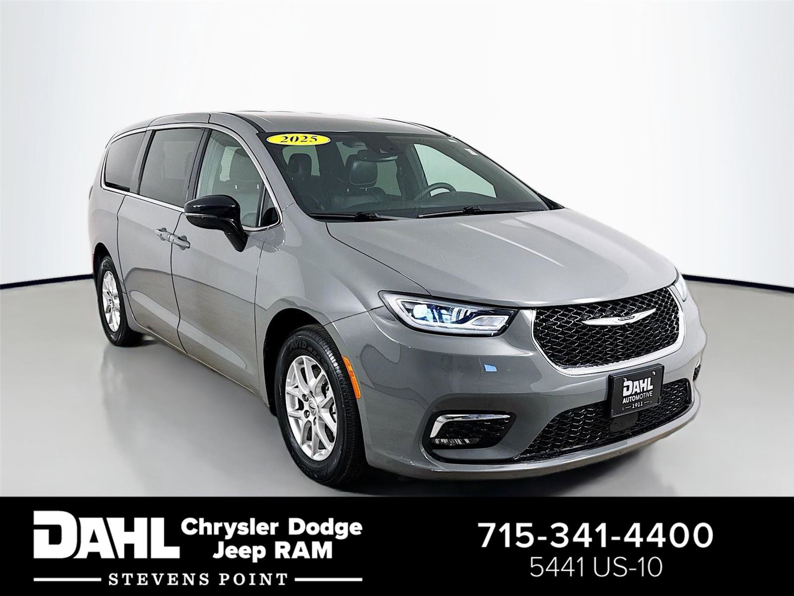 Used 2025 Chrysler Pacifica Select