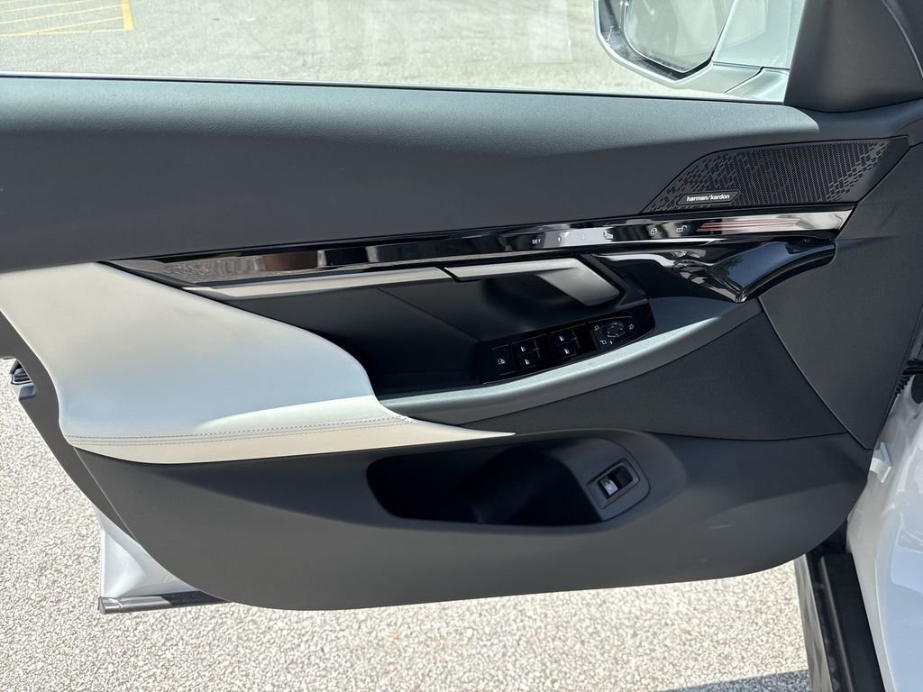 Used 2026 BMW 530i xDrive w/ Premium Package image 15