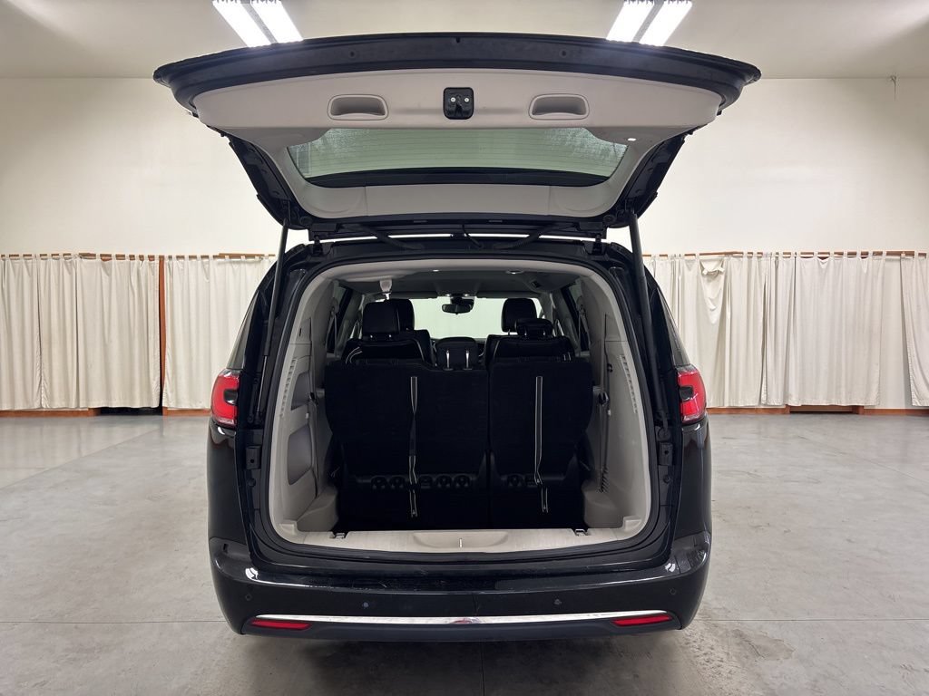 Used 2024 Chrysler Pacifica Touring-L FWD image 25