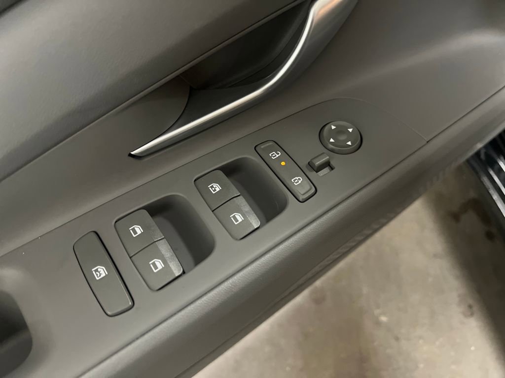 Used 2025 Hyundai Elantra SEL image 13