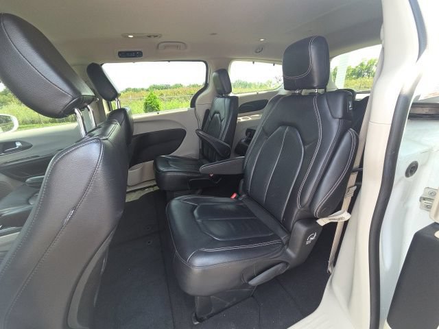 Used 2022 Chrysler Pacifica Touring-L FWD image 19
