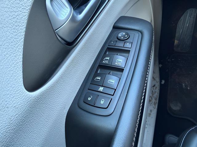 Used 2024 Chrysler Pacifica Touring-L FWD image 21