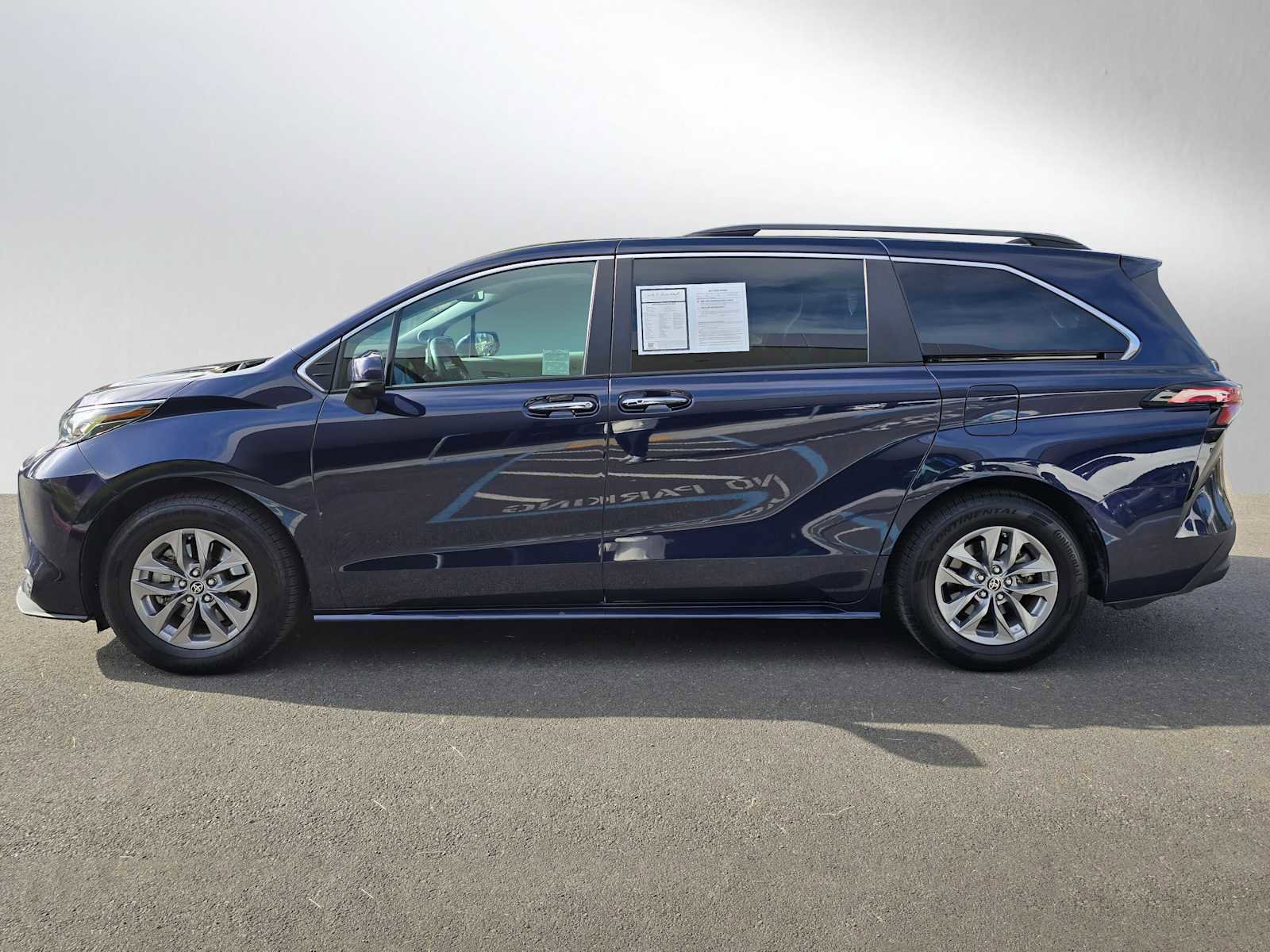 Used 2022 Toyota Sienna XLE image 6