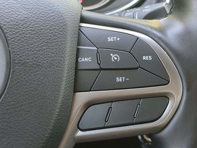 Used 2019 Jeep Cherokee Latitude w/ Cold Weather Group FWD image 24