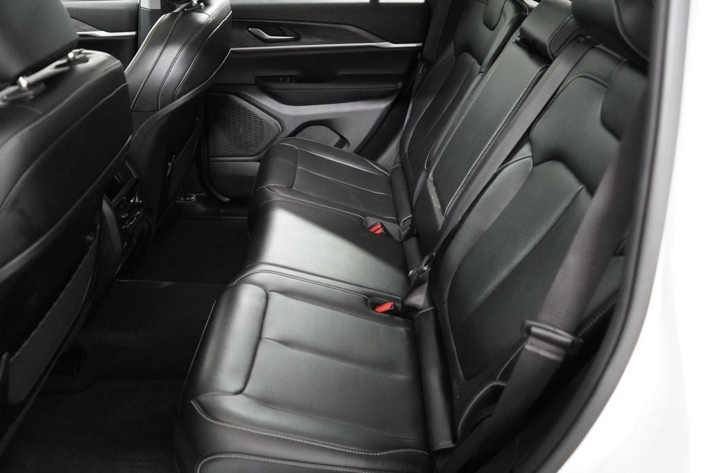Used 2023 Jeep Grand Cherokee Limited w/ Black Appearance Package AWD/4WD image 28