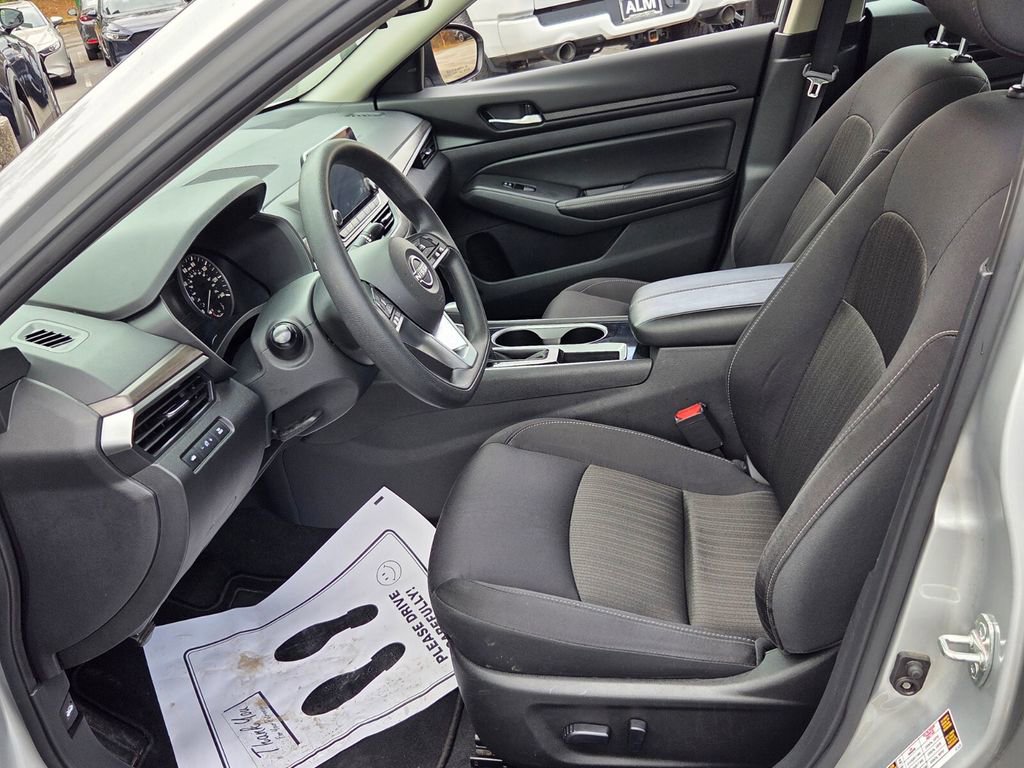 Used 2024 Nissan Altima 2.5 SV image 3