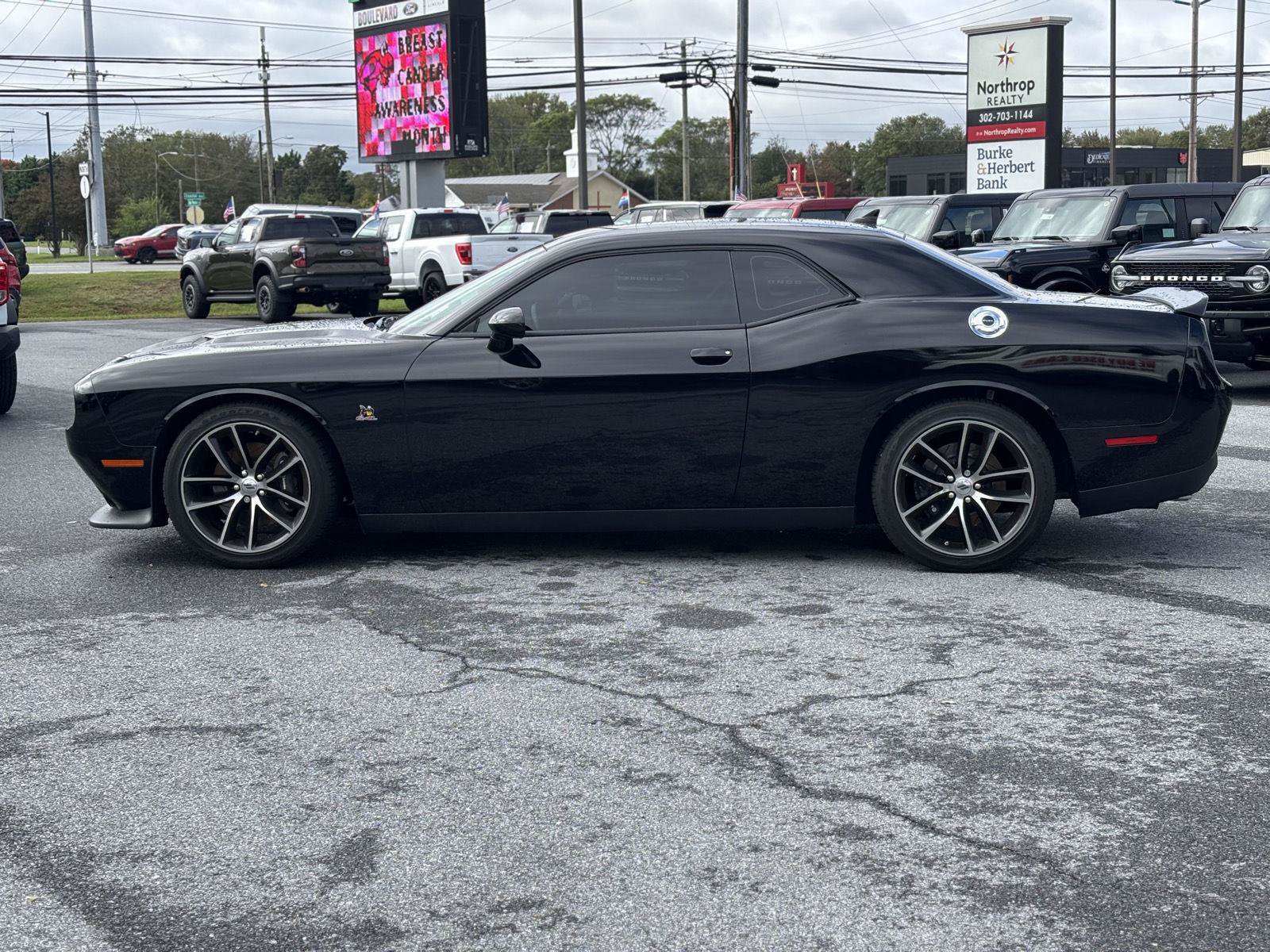 Used 2017 Dodge Challenger R/T Scat Pack w/ Leather Interior Group RWD image 6